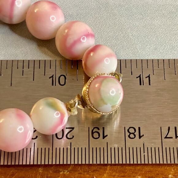 0061 Vintage 50s Hong Kong Swirled Pink & Green Acrylic Graduated Bead Necklace - Picture 6 of 6